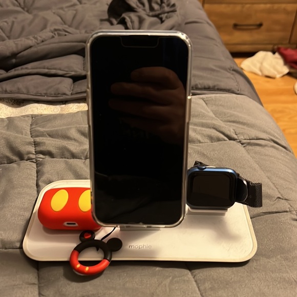 MagSafe iPhone/AirPods/Apple Watch charger - Picture 1 of 2